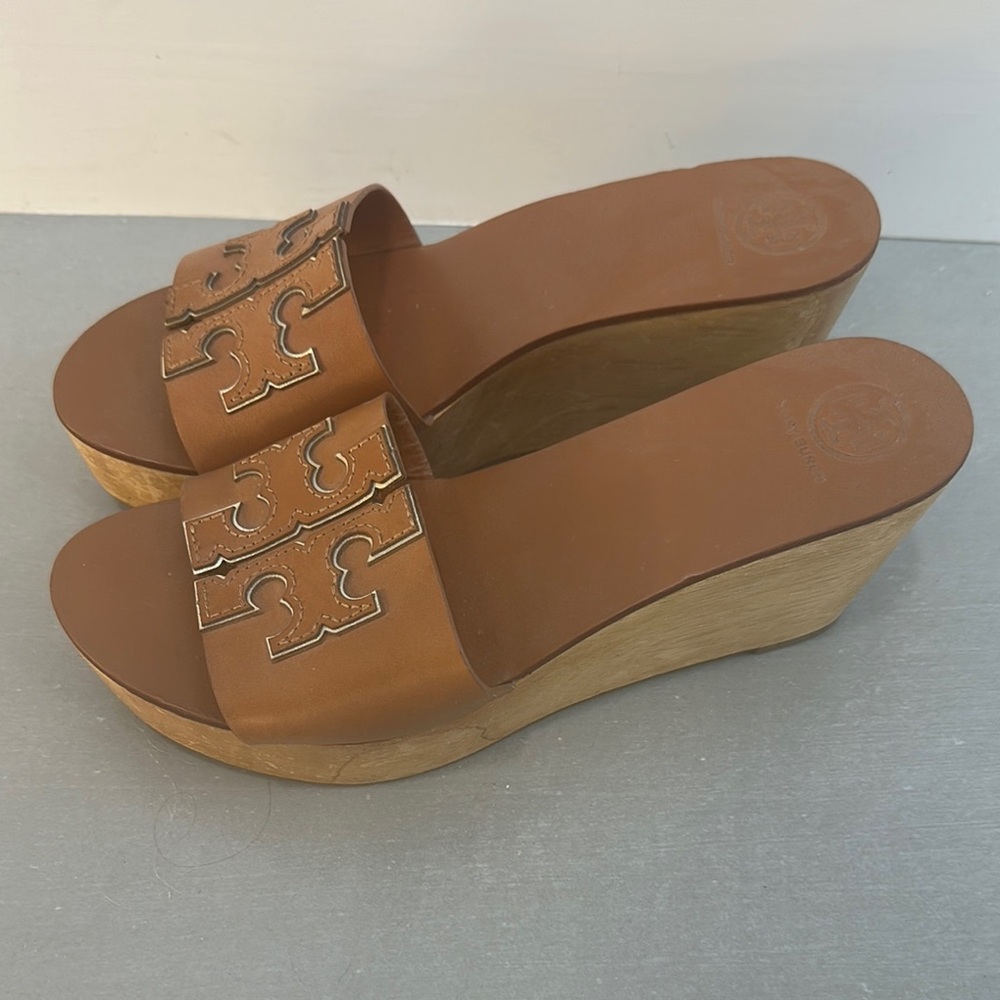 Brown Leather Sandals with Metallic Design - Picture 2 of 5